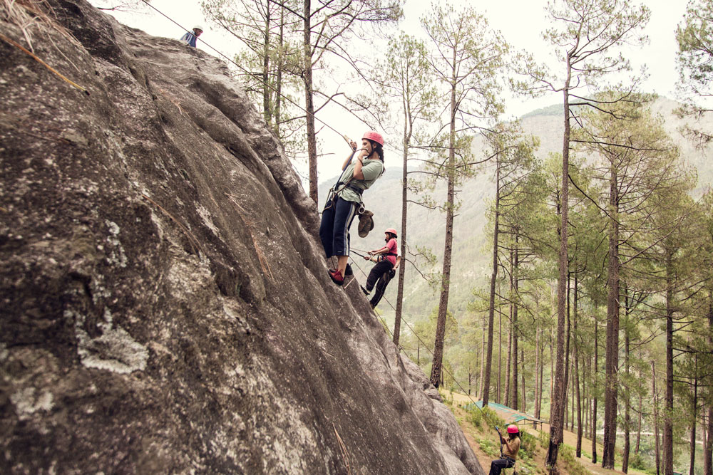 7.Advanced-course-students-practising-several-rock-climbing-techniques-at-the-Tekla-Trainging-Area