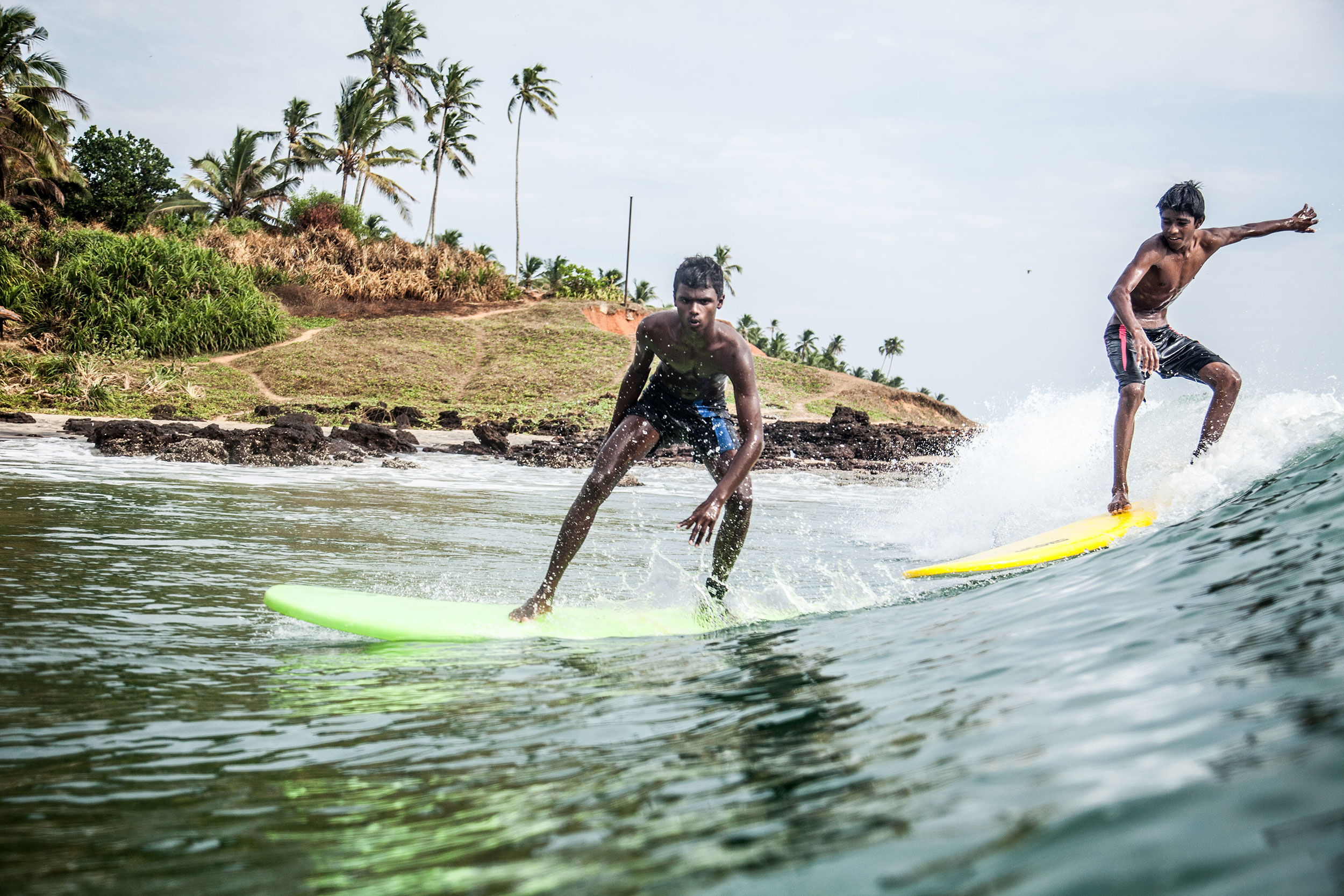 Yousuf and Nabill sharing the wave. PHOTO: Berta Tilmante