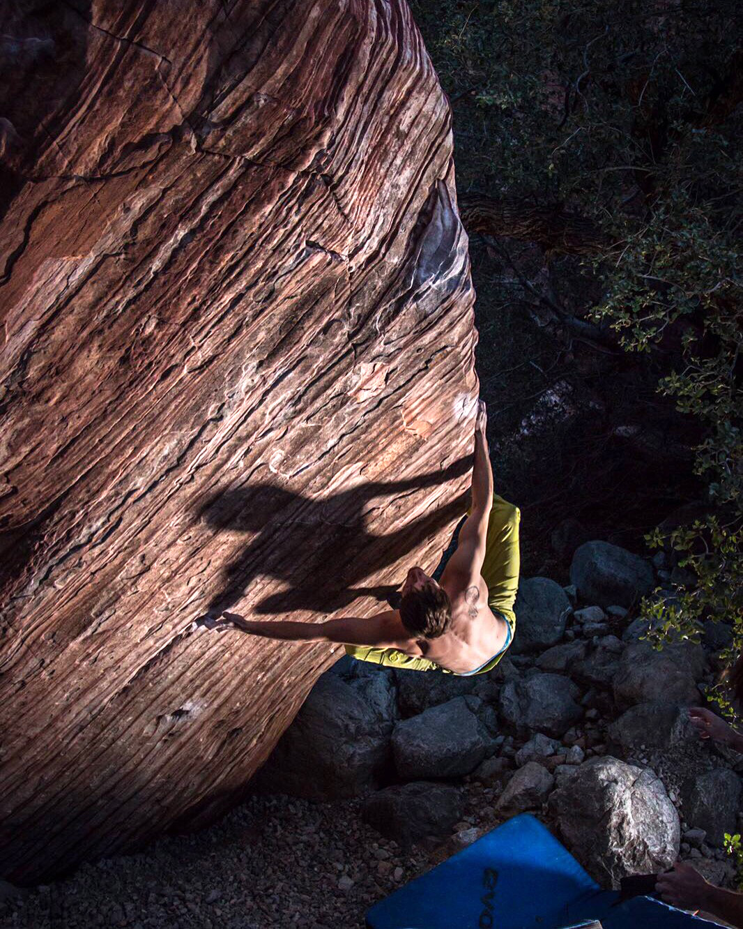 Pol Roca bouldering at Red Rocks during his US trip with Chris Sharma. Photo: Ricardo Giancola.