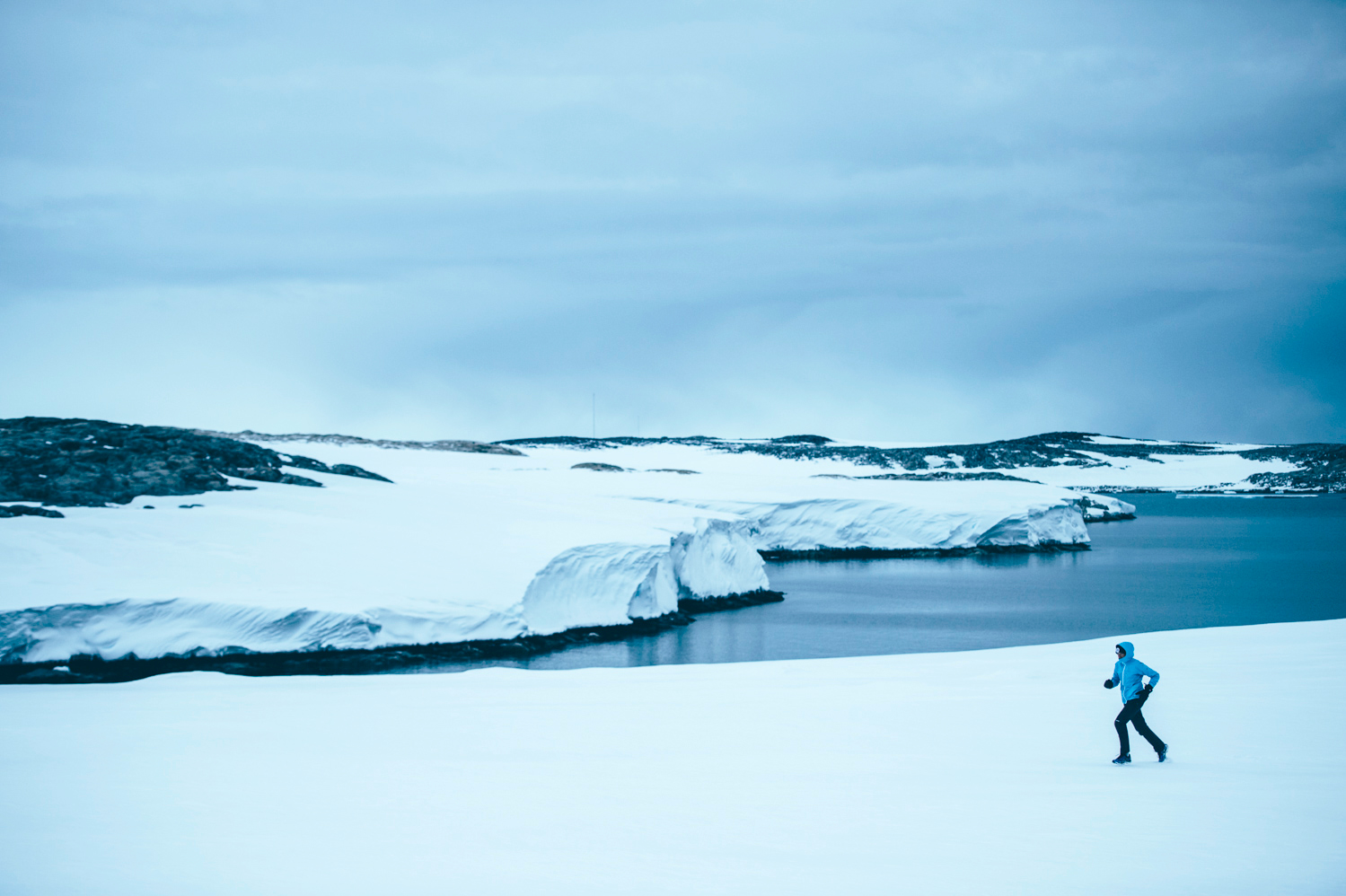 Mina-Guli-running-in-Antarctica-near-Casey-Station---7-Deserts-Run---February-2016