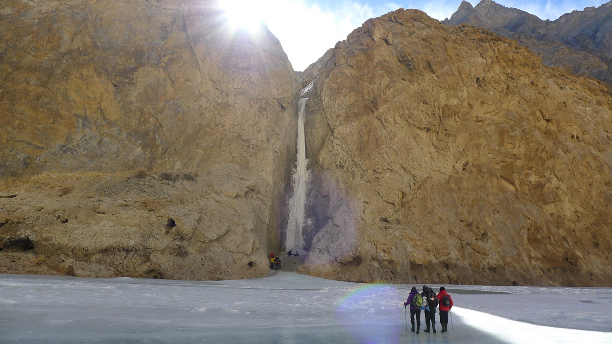 A remarkable waterfall along the chadar route.