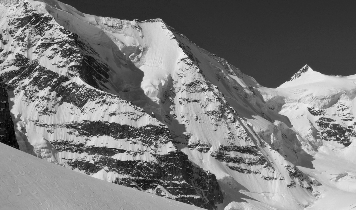 From left to right: Oriental summit (3882m), Piz Palü (3900m), Occidental one Piz Spinas (3898m) and our objective to start the downhill. We go up the whole way to the oriental peak then cross the entire ridge. Photo © Sébastian de Sainte Marie 