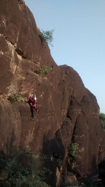 Eirliani rock climbing on Pachmarhi, Madhya Pradesh, India. © Adnan Vahanvaty